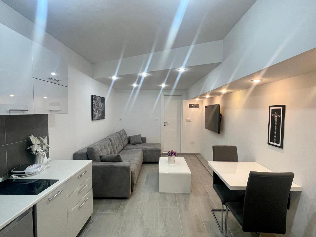Apartment Diamond -Modern And Lovely Seaside Studio Apartment 코토르 외부 사진